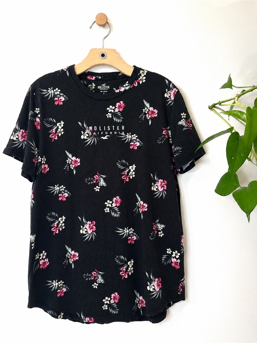 Hollister California Men’s XL Black Floral Curved Hem T-Shirt